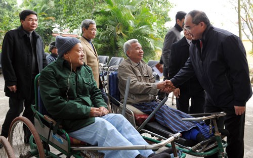 VFF President presents Tet gifts to war invalids in Bac Ninh  - ảnh 1